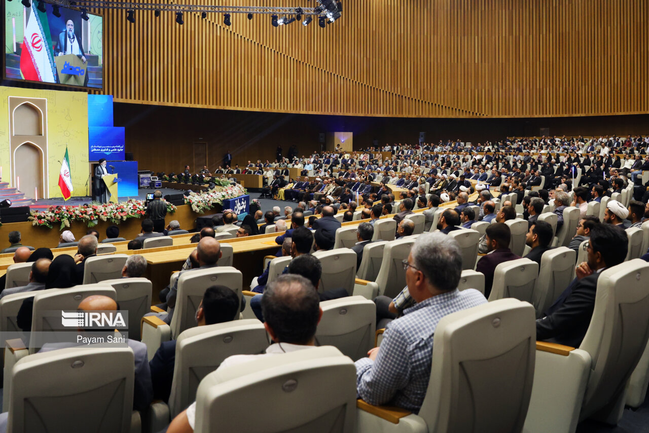 روز شلوغ رئیسجمهور در اصفهان با حضور در افتتاحیه جایزه مصطفی (ص) پایان یافت 3 روز شلوغ رئیسجمهور در اصفهان با حضور در افتتاحیه جایزه مصطفی (ص) پایان یافت