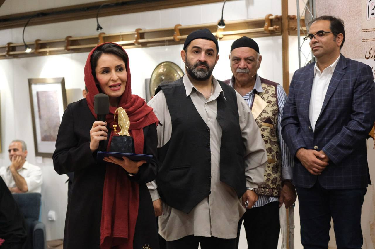 تجلیل از بیوک میرزایی در اختتامیه «رادیوتئاتر»