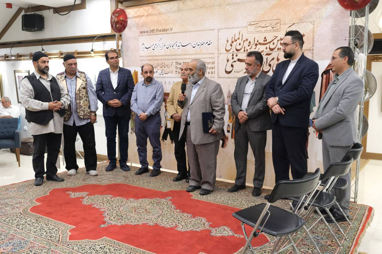 تجلیل از بیوک میرزایی در اختتامیه «رادیوتئاتر»