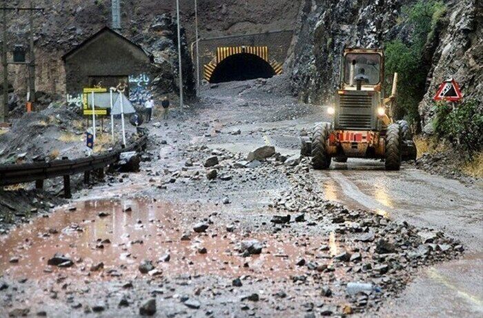 هشدار سقوط سنگ در محورهای کوهستانی مازندران/ توقف خودرو در حاشیه راه‌ها ممنوع