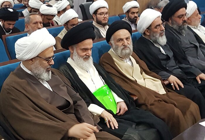 آیت الله حسینی بوشهری: حوزه علمیه مرزبان امنیت کشور است