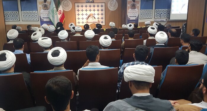 آیت الله حسینی بوشهری: حوزه علمیه مرزبان امنیت کشور است