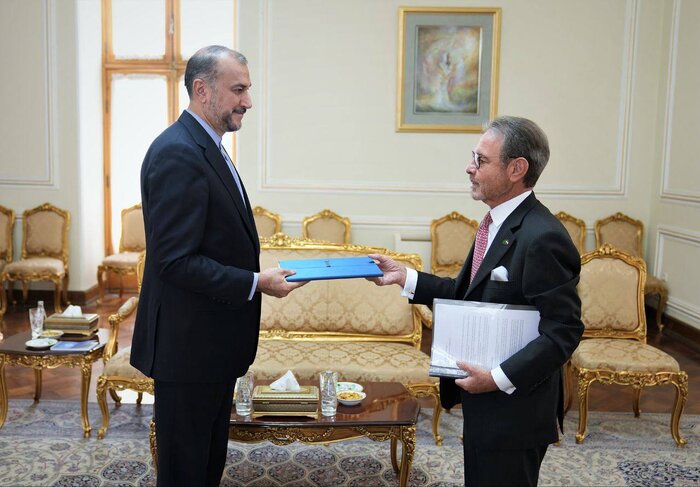 New ambassadors submit copies of credentials to Iran FM