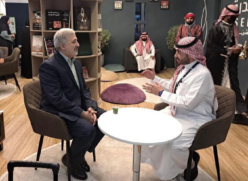 السفير الإيراني يزور المعرض الدولي للكتاب في الرياض