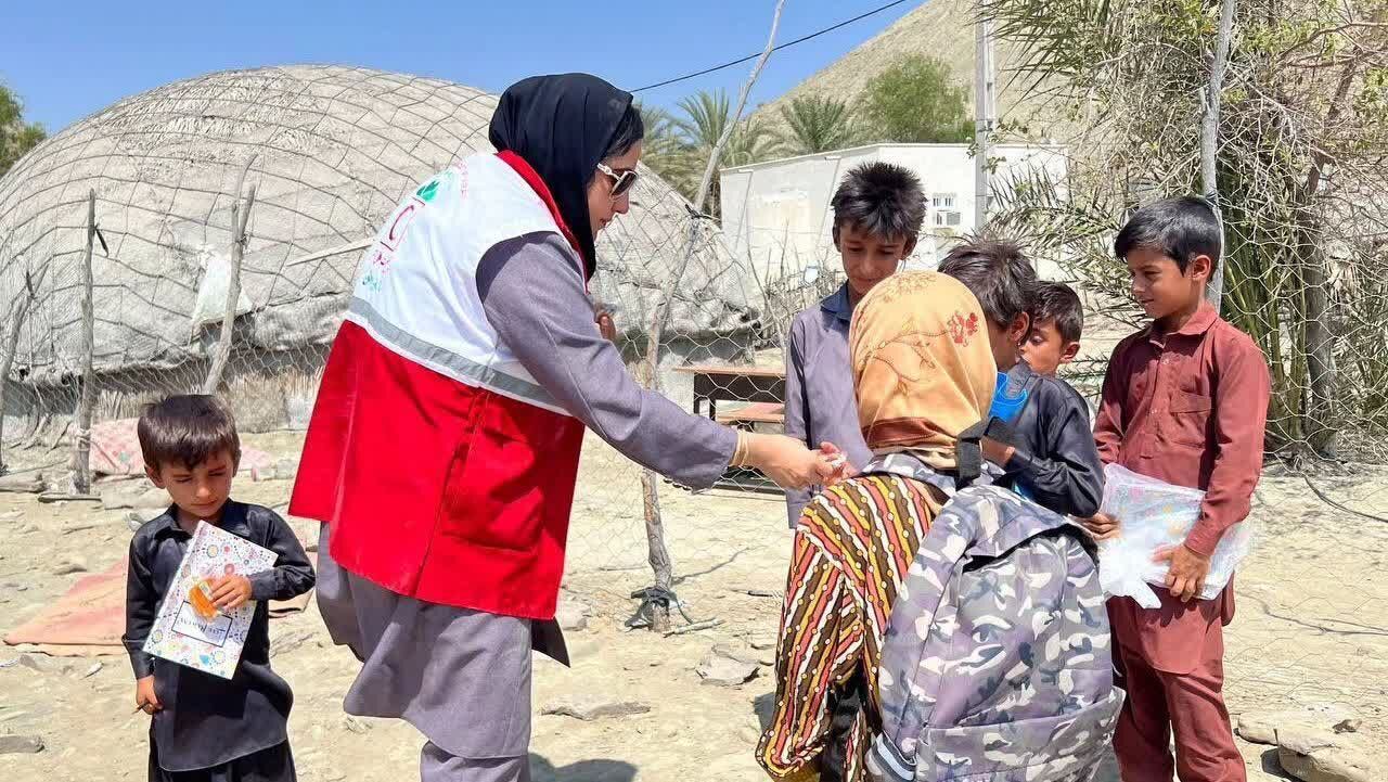 ۴۰۰ بسته لوازم‌تحریر در روستاهای کم برخوردار جاسک توزیع شد