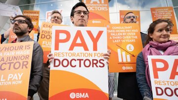 پزشکان انگلیس مقابل سالن کنفرانس دولت سوناک تظاهرات کردند