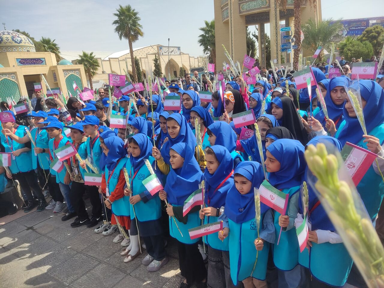 داوران و خبرنگاران جشنواره بین‌المللی فیلم‌های کودکان با شهدا تجدید میثاق کردند