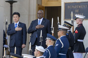 وزیر دفاع ژاپن برای تسریع دریافت موشک‌های کروز تاماهاوک از آمریکا با آستین گفت وگو کرد