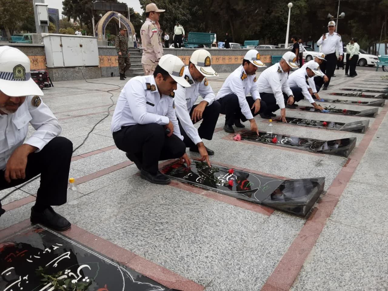 فیلم| غبارروبی مزار شهدا در گلستان همزمان با هفته نیروی انتظامی