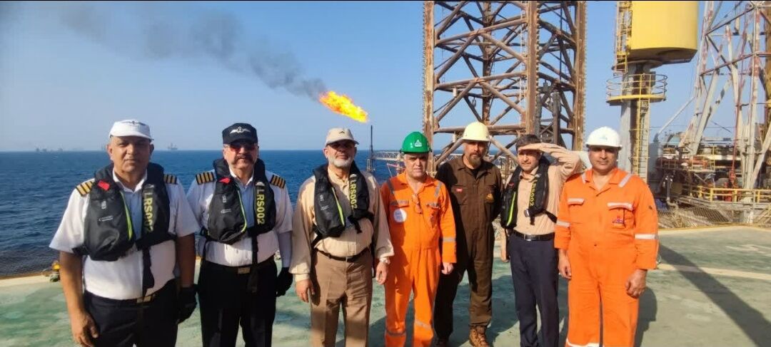 بازدید وزیر کشور از میدان های نفتی در استان بوشهر