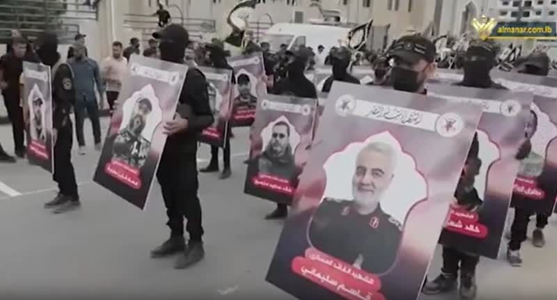 Desfile de las fuerzas de resistencia palestinas con un retrato del general Soleimani en Gaza