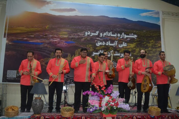 فرجام خوش برنامههای گردشگری پاییزی ملایر با جشنواره گردو و بادام علی آباد