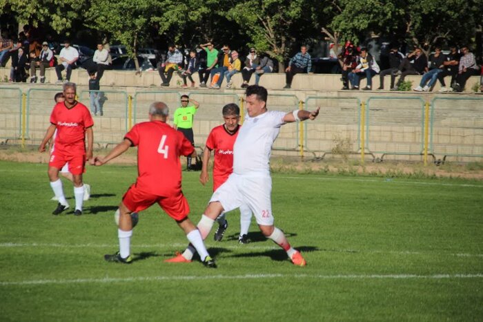 تساوی پیشکسوتان تیم ملی فوتبال و پرسپولیس زنجان در دیداری دوستانه