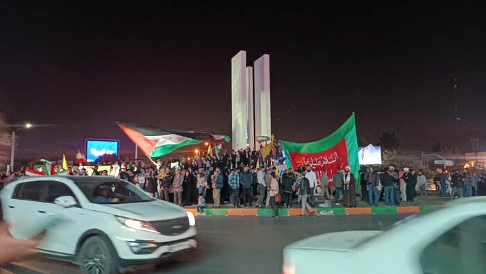مردم مشهد در حمایت از مقاومت فلسطین برای برپایی جشن گرد هم آمدند