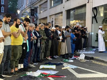 برگزاری نماز جماعت مقابل سفارت رژیم صهیونیستی در لندن