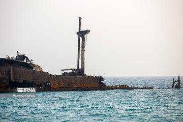 The Greek Ship in Iran's Kish Island starts to sink deeper