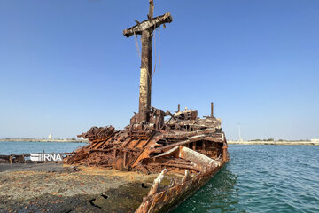 The Greek Ship in Iran's Kish Island starts to sink deeper