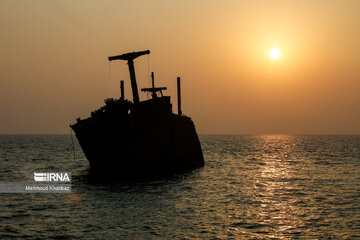 The Greek Ship in Iran's Kish Island starts to sink deeper