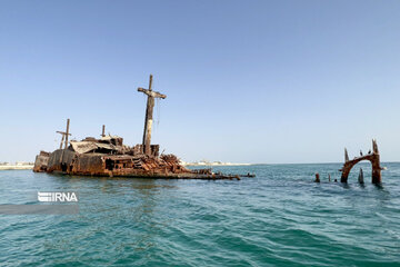 The Greek Ship in Iran's Kish Island starts to sink deeper