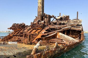 The Greek Ship in Iran's Kish Island starts to sink deeper