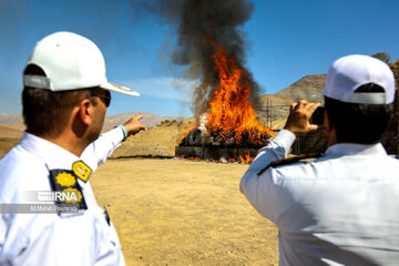 Iran's police burns  over 3 mt of seized narcotics in Karaj