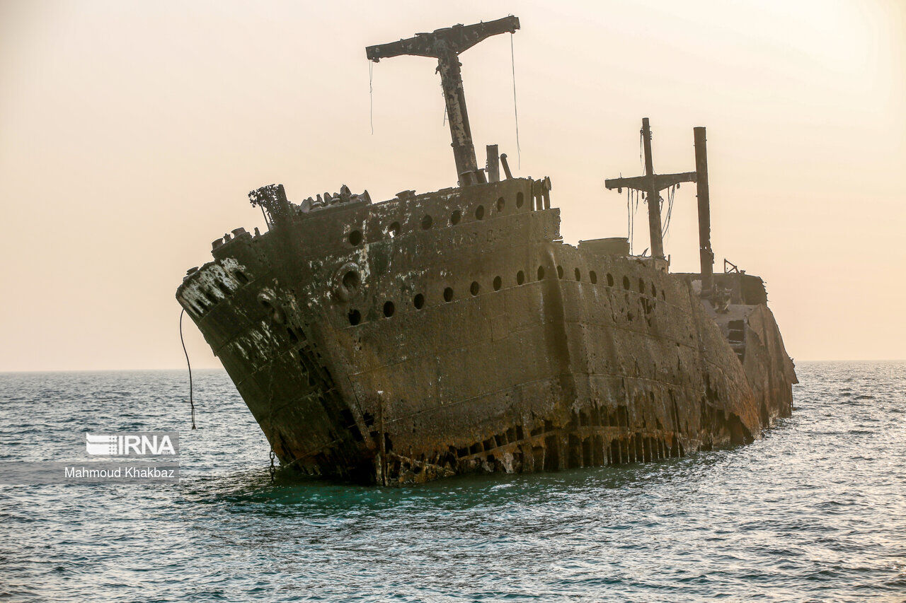 The Greek Ship in Iran's Kish Island starts to sink deeper