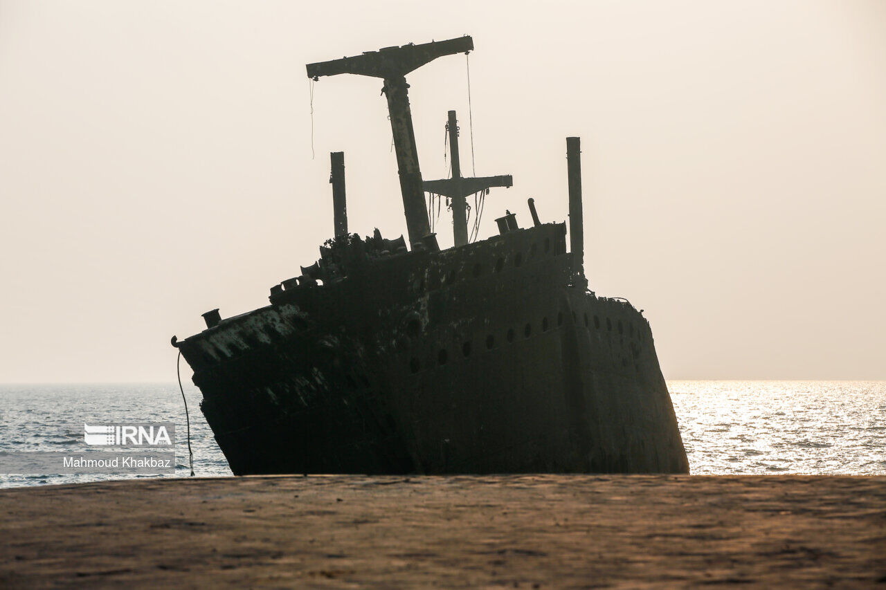 The Greek Ship in Iran's Kish Island starts to sink deeper