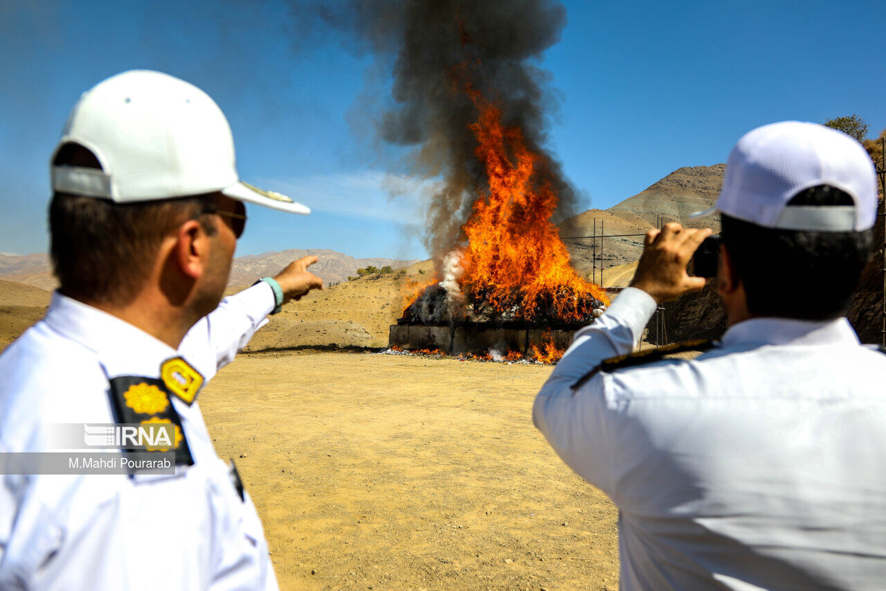 Iran's police burns  over 3 mt of seized narcotics in Karaj