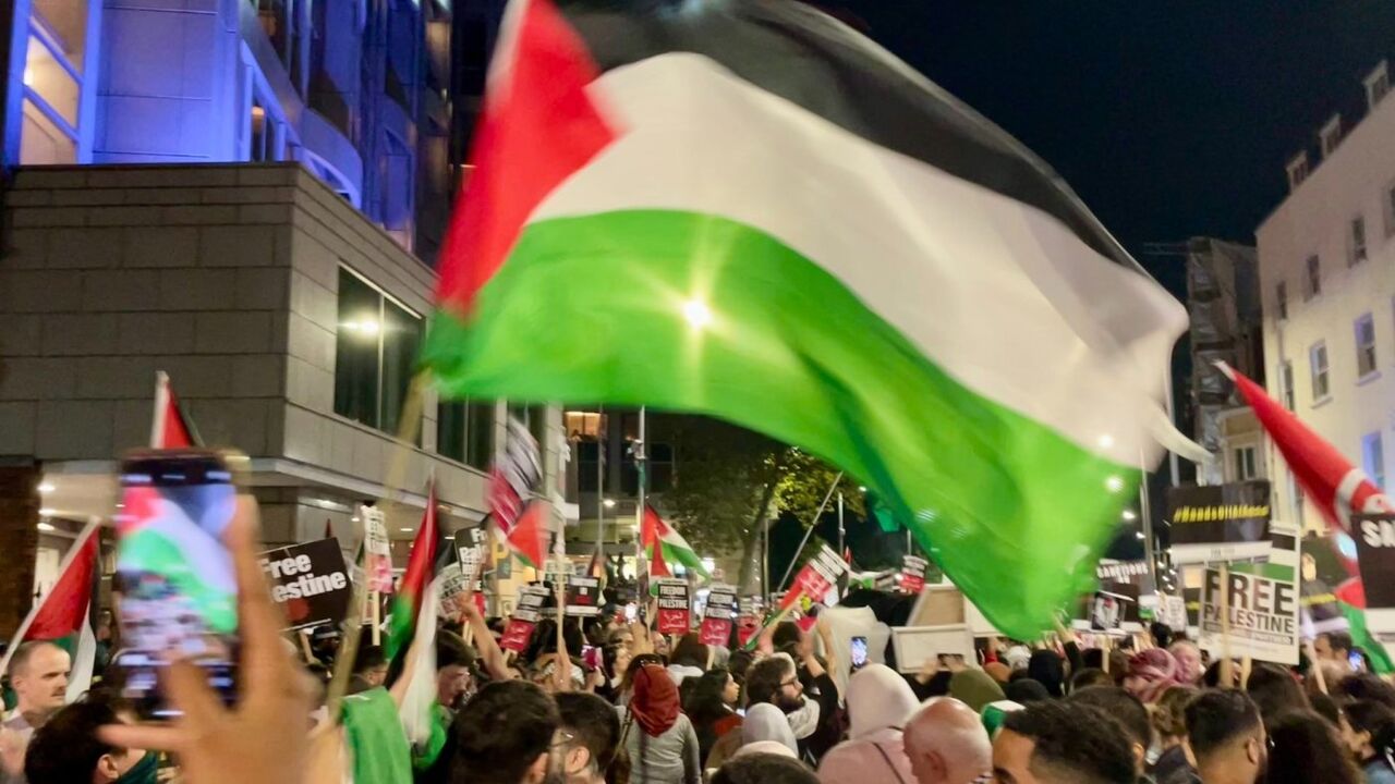 Britain seeks to criminalize waving Palestinian flags