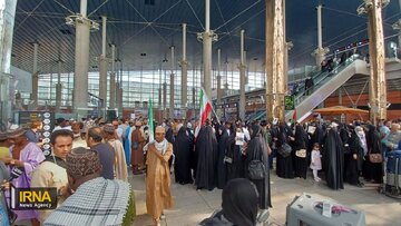 Estudiantes iraníes y nigerianos preparados para recibir al prominente líder musulmán de Nigeria