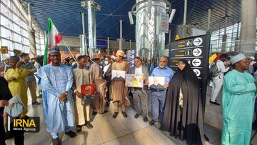 Estudiantes iraníes y nigerianos preparados para recibir al prominente líder musulmán de Nigeria