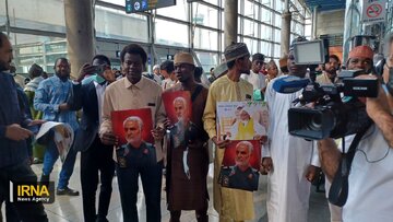 Estudiantes iraníes y nigerianos preparados para recibir al prominente líder musulmán de Nigeria