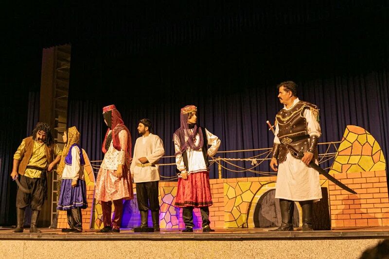 جشنواره‌ تئاتر طنز «قیزیل جام» نقده با اجرای نخستین نمایش آغاز به‌‎کار کرد