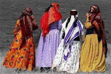 گرد فراموشی برتن لباس‌های سنتی آذربایجان غربی