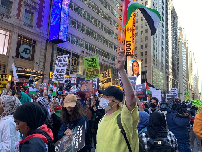 تجمع حامیان فلسطین در قلب نیویورک همزمان با حمایت آمریکا از حملات رژیم صهیونیستی