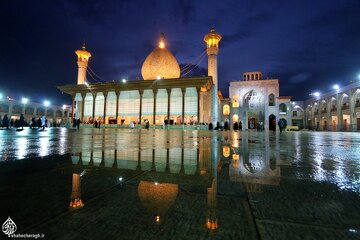 La visite du président Raïssi au mausolée de Shahcheragh à Chiraz