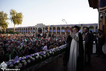 La visite du président Raïssi au mausolée de Shahcheragh à Chiraz