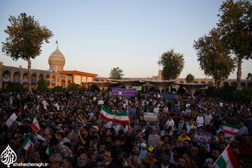 La visite du président Raïssi au mausolée de Shahcheragh à Chiraz