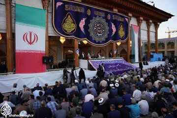 La visite du président Raïssi au mausolée de Shahcheragh à Chiraz