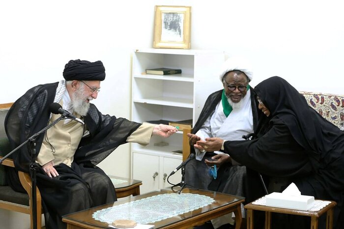 اهدای انگشتر توسط رهبر انقلاب به شیخ زکزاکی و همسرش