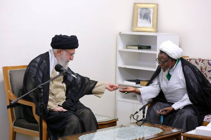 اهدای انگشتر توسط رهبر انقلاب به شیخ زکزاکی و همسرش