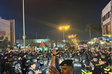 تجمع اردنی‌ها علیه حملات رژیم صهیونیستی به غزه مقابل سفارت آمریکا + فیلم