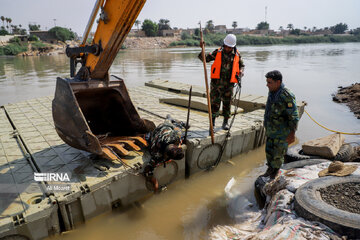 Army builds pontoon bridge on Karun river