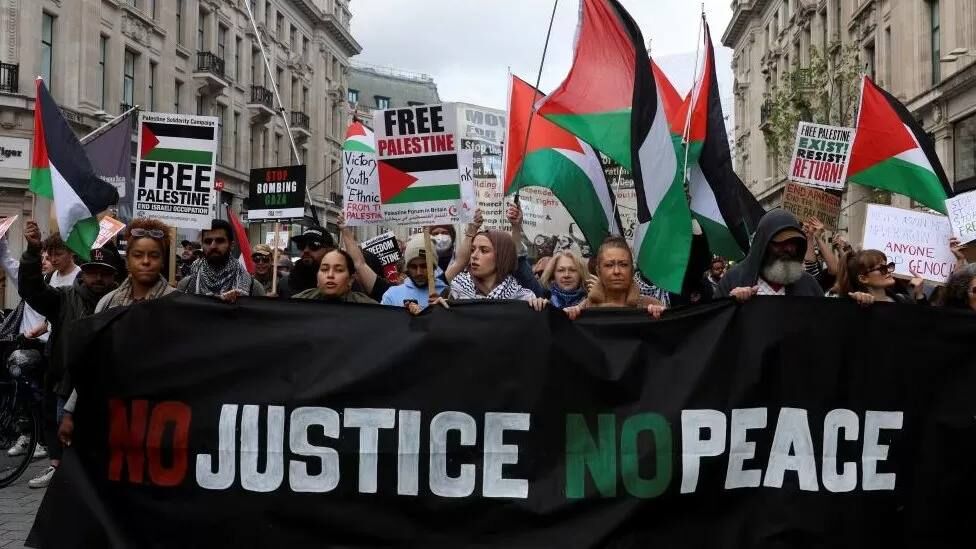 Londra'da Siyonist Rejimin Suçlarını Protesto Gösterilerinde 100'den Fazla Gözaltı