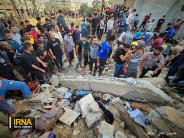 Imágenes de sacar los mártires palestinos por debajo de escombros  