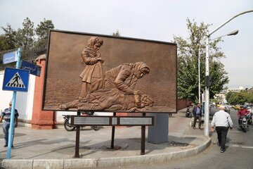 رونمایی از قاب «قحطی بزرگ» مقابل سفارت انگلیس 