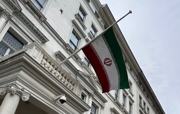 پرچم سفارت ایران در لندن به احترام شهدای بیمارستان غزه نیمه برافراشته شد