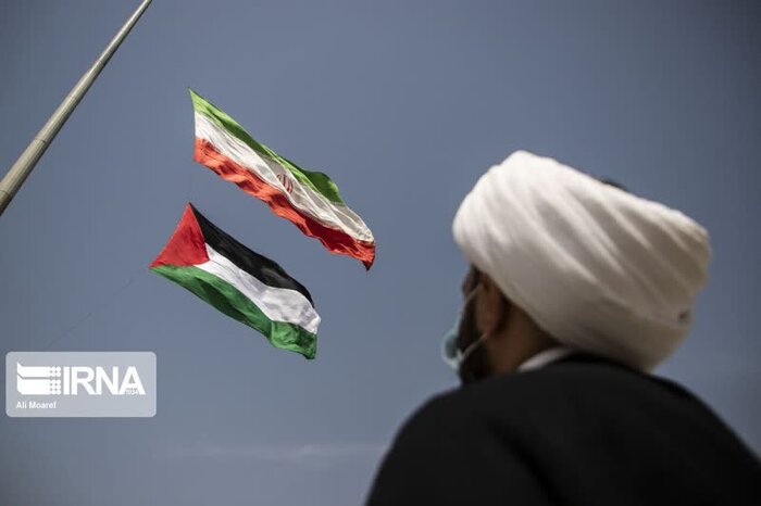 پرچم‌های «ایران» و «فلسطین» در پارک جزیره اهواز برافراشته شد