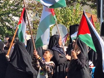 Madres y niños salen a las calles de la capital persa en apoyo a Gaza