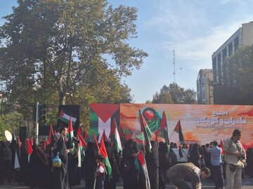 Madres y niños salen a las calles de la capital persa en apoyo a Gaza